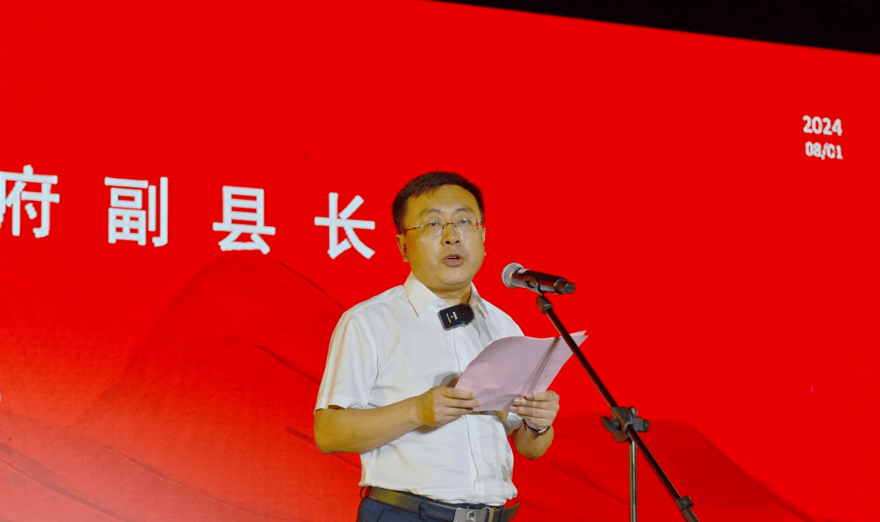 闭幕式现场,武乡县副县长史小兵望着台下的千名师生及志愿者,感慨万分