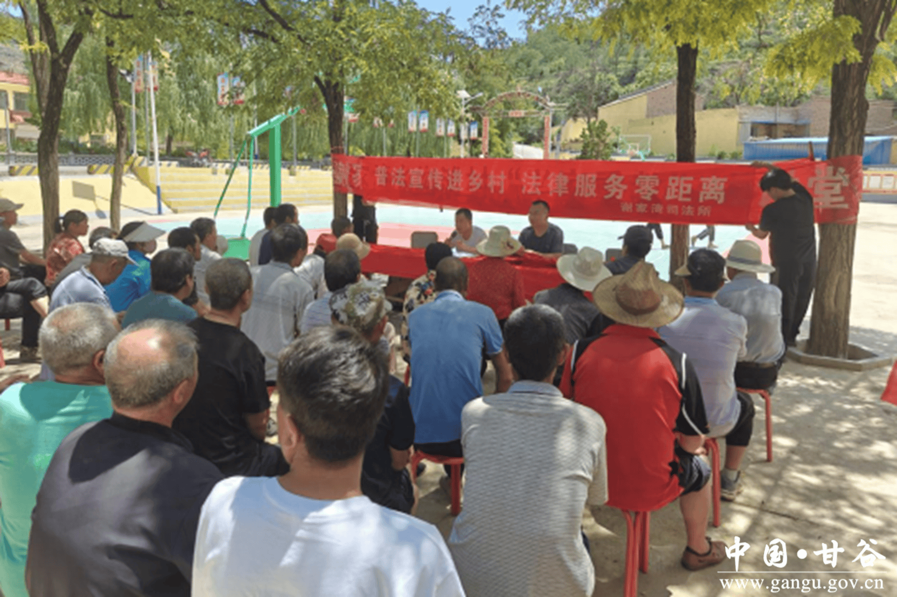 甘谷县司法局谢家湾司法所开展"法律进乡村"普法宣传活动