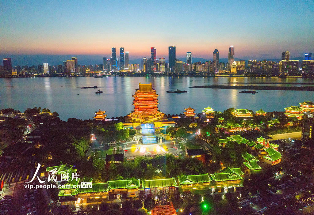 江西南昌:夜游滕王阁 激活夜经济