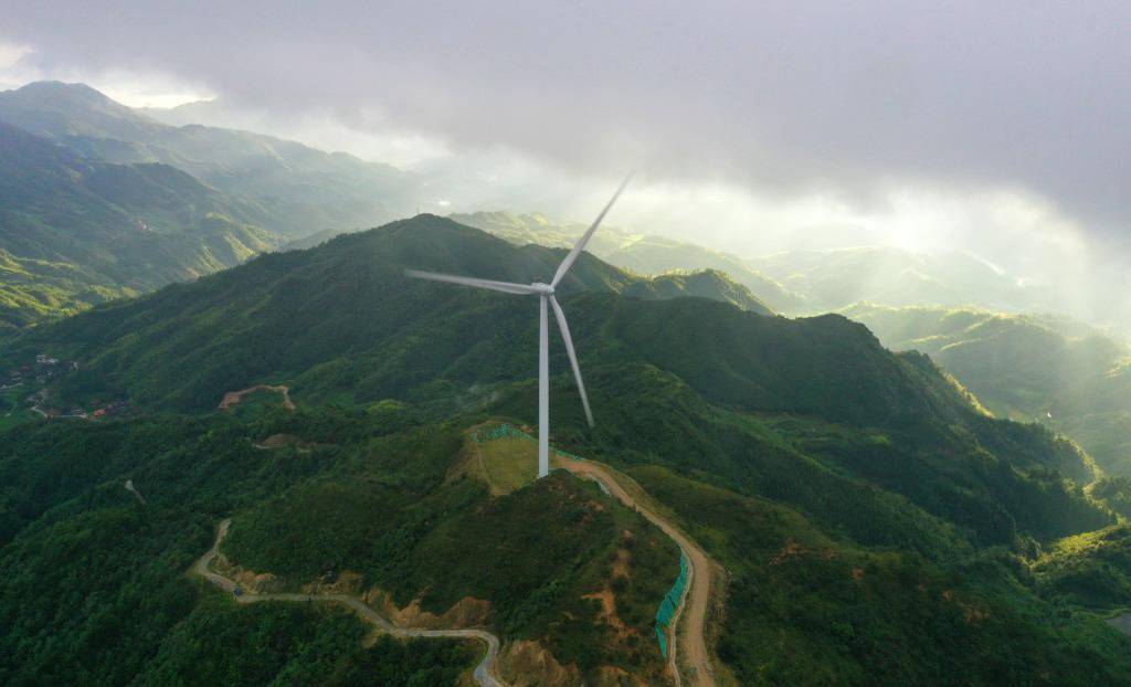 广西融水:风电机组耸立高山之巅