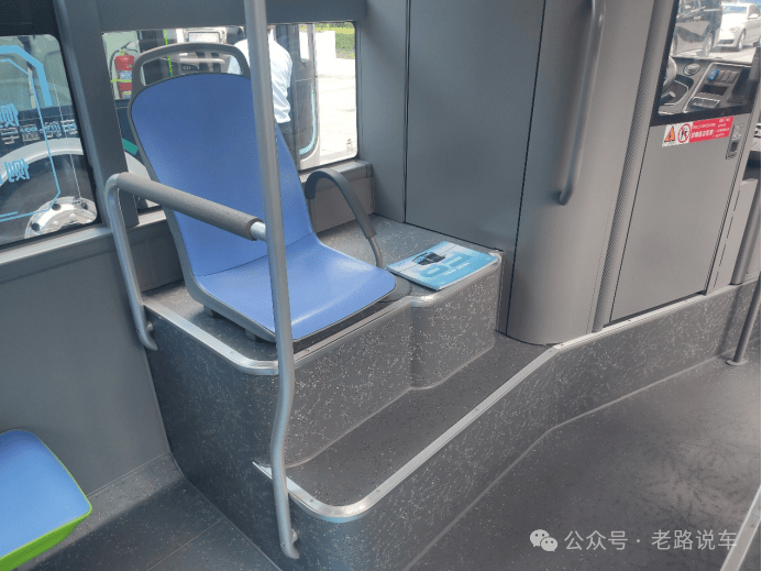 轮包位置极其靠后,与后舱融为一体,顺势布置了四张座椅及对应的扶手