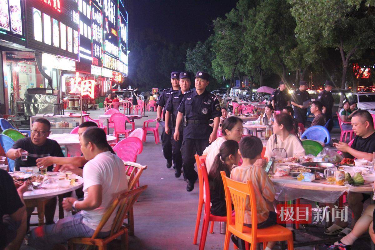 民警夜巡"巡逻 民生警务",服务群众有温度"我要妈妈,我要妈妈……"7月