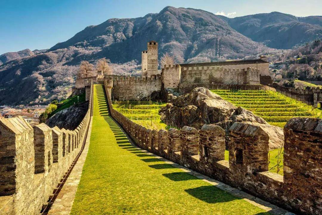 贝林佐纳位于瑞士提切诺州,既拥有瑞士如画的山间风景,又感染了浓郁的