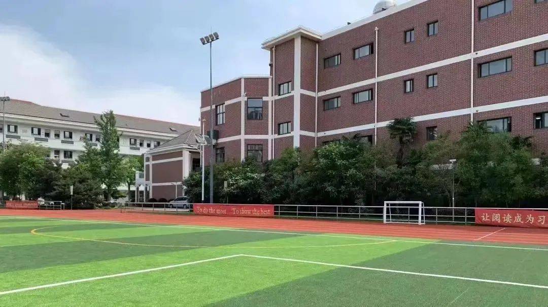 他曾就读于松江区方塔小学,毕业后进入松江七中,开启了系统的田径训练