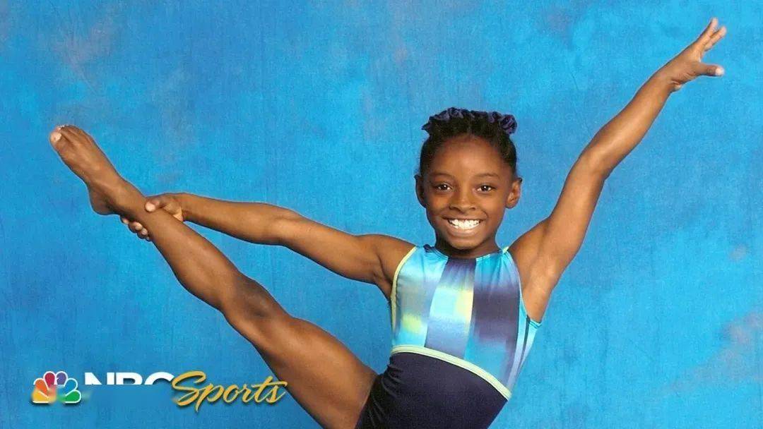 体操全能女王拜尔斯边夺金边怼特朗普,原来她是拜登派来的?