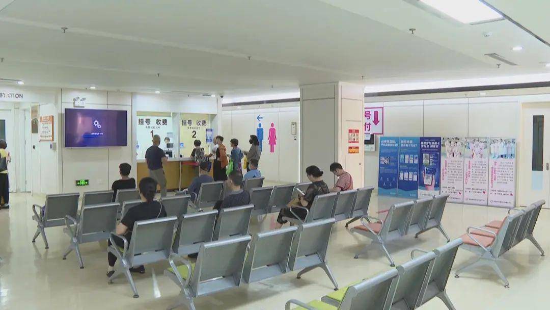 顶着烈日就医太"烤"验,上海一区推盛夏"潮汐式门诊"时段为患者解暑