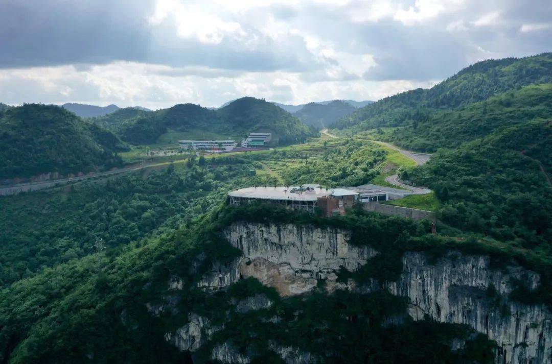 位于在神龟峡左岸的酉阳自治县菖蒲盖山脉,面积达100平方公里的草原