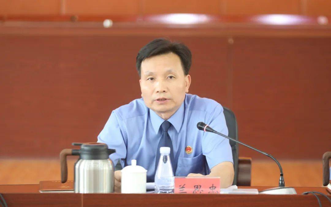 书记,分管日常工作的副检察长施忠华主持会议并在结业式上作总结讲话