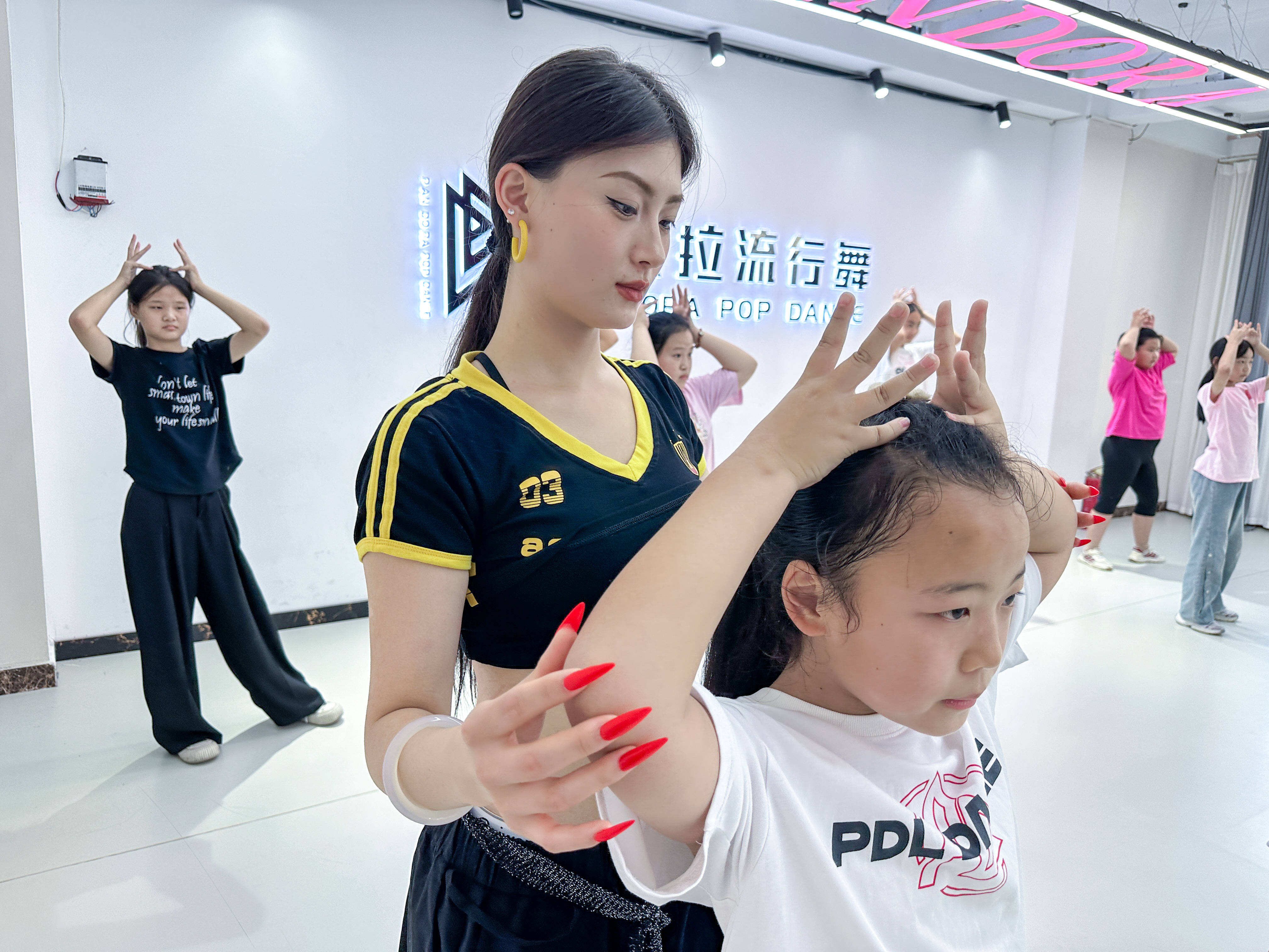 足不出"户"的课堂,请来了专业教师.家住董河社区的潘朵拉流行舞培训学