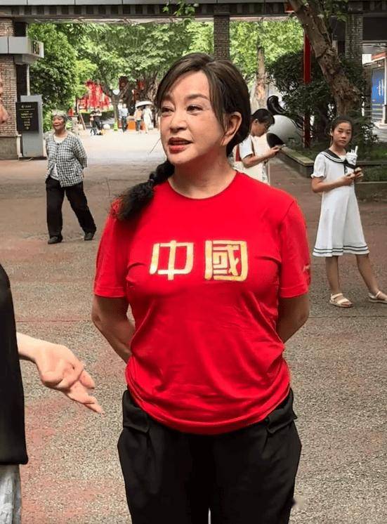 反而一改往常作风,只穿了一件带有"中国"图样的大红短袖接受媒体采访