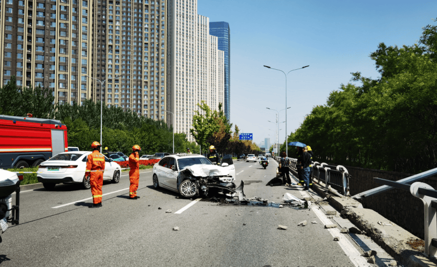 滨河路车祸图片