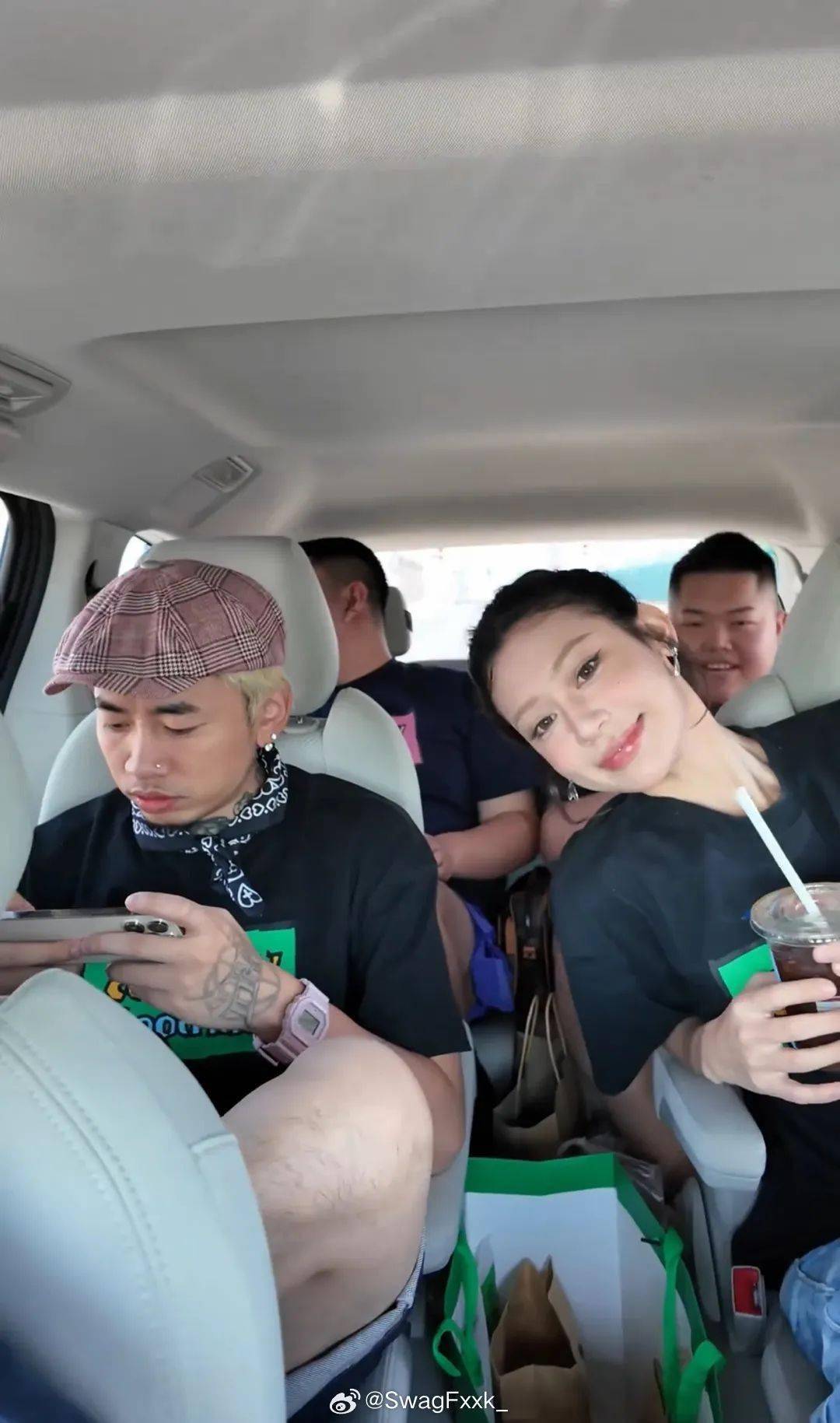 马思唯和女友一起做公益!