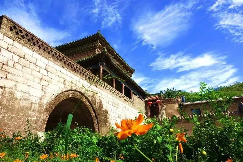 峰峰纸坊玉皇阁被誉为"江北第一阁",是砖瓦结构的无梁拱顶建筑,位于