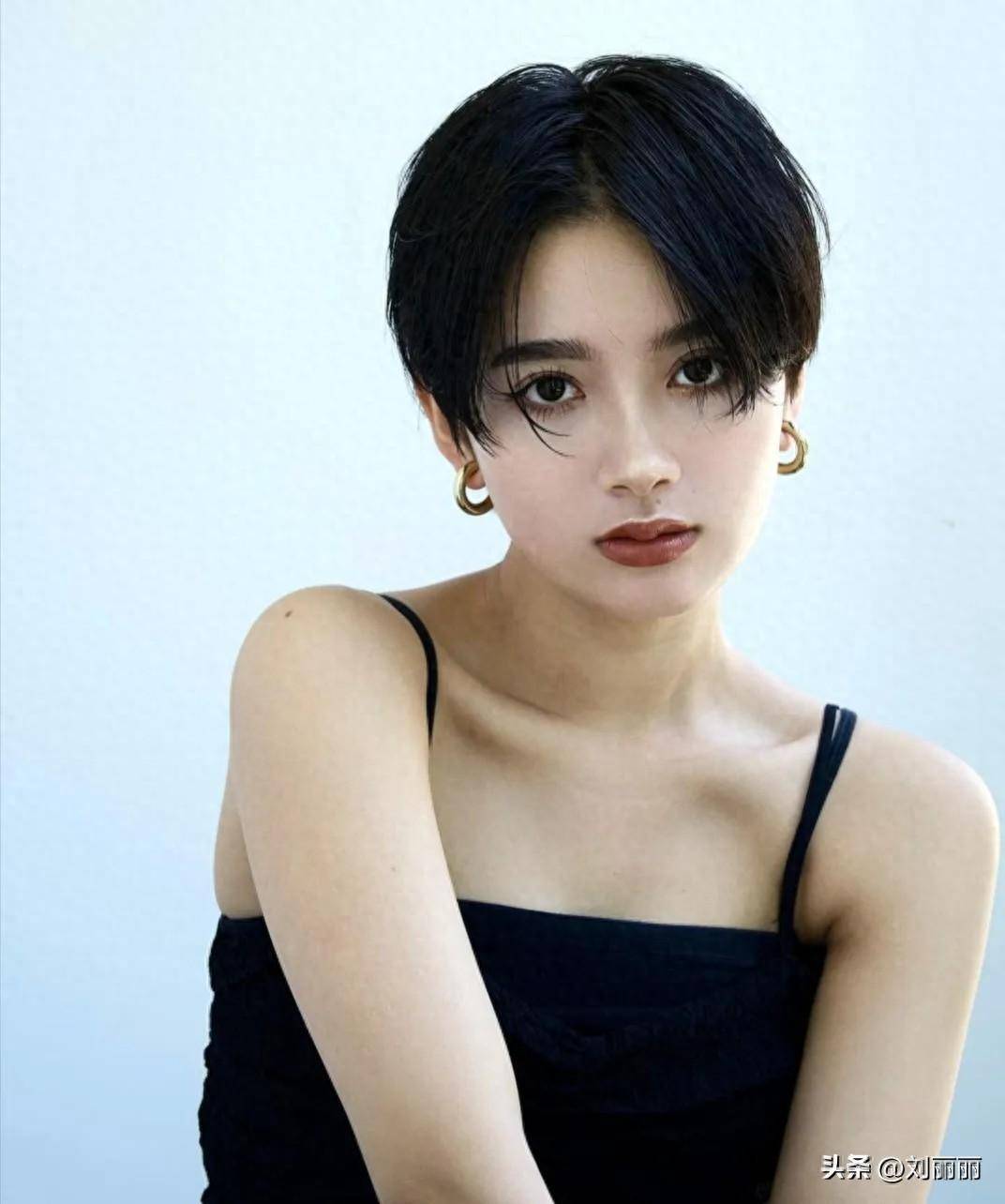 帅气中分女士短发,一看就不一样,喜欢就试试_发型_女性_魅力