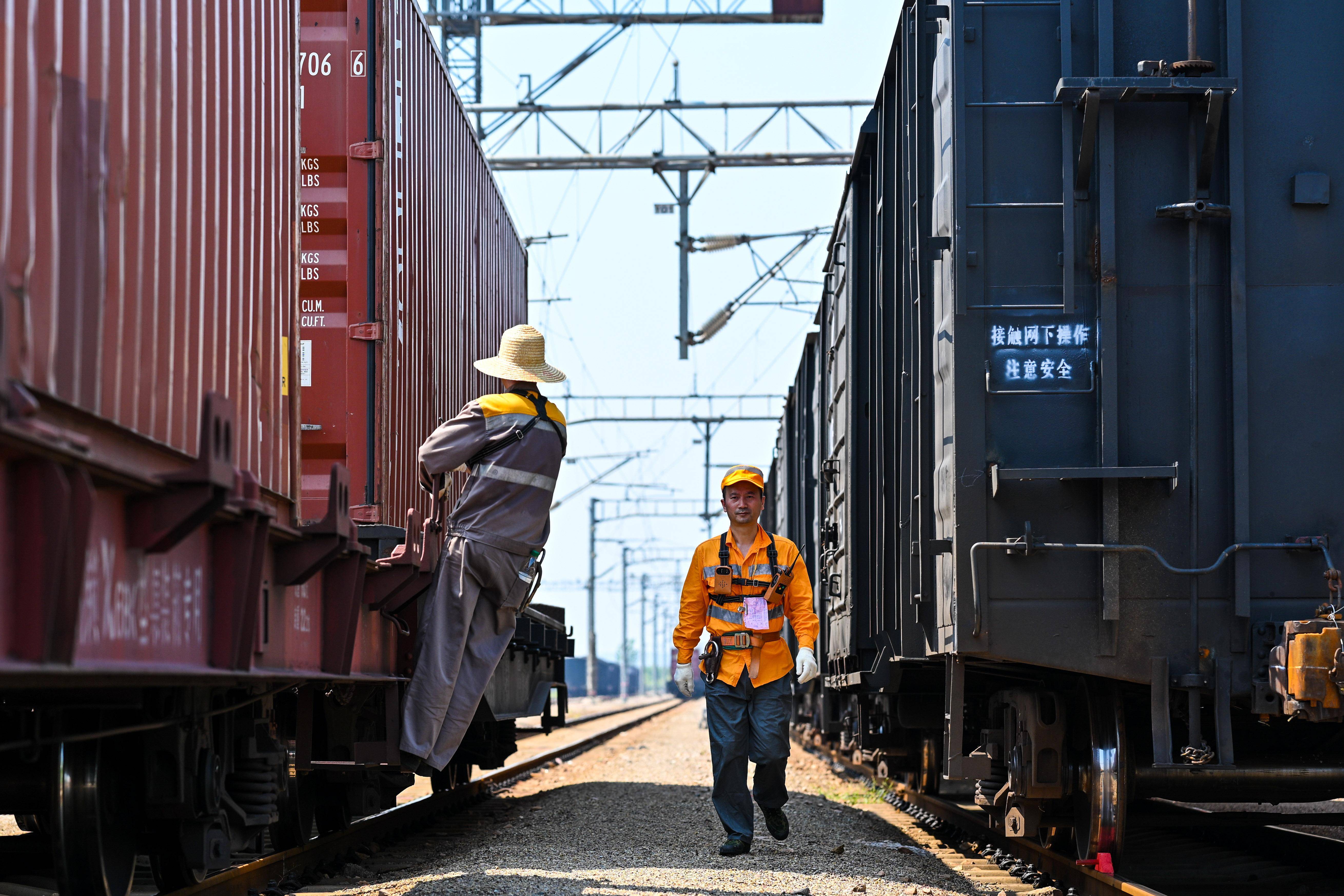 铁路调车员坚守岗位保障暑运