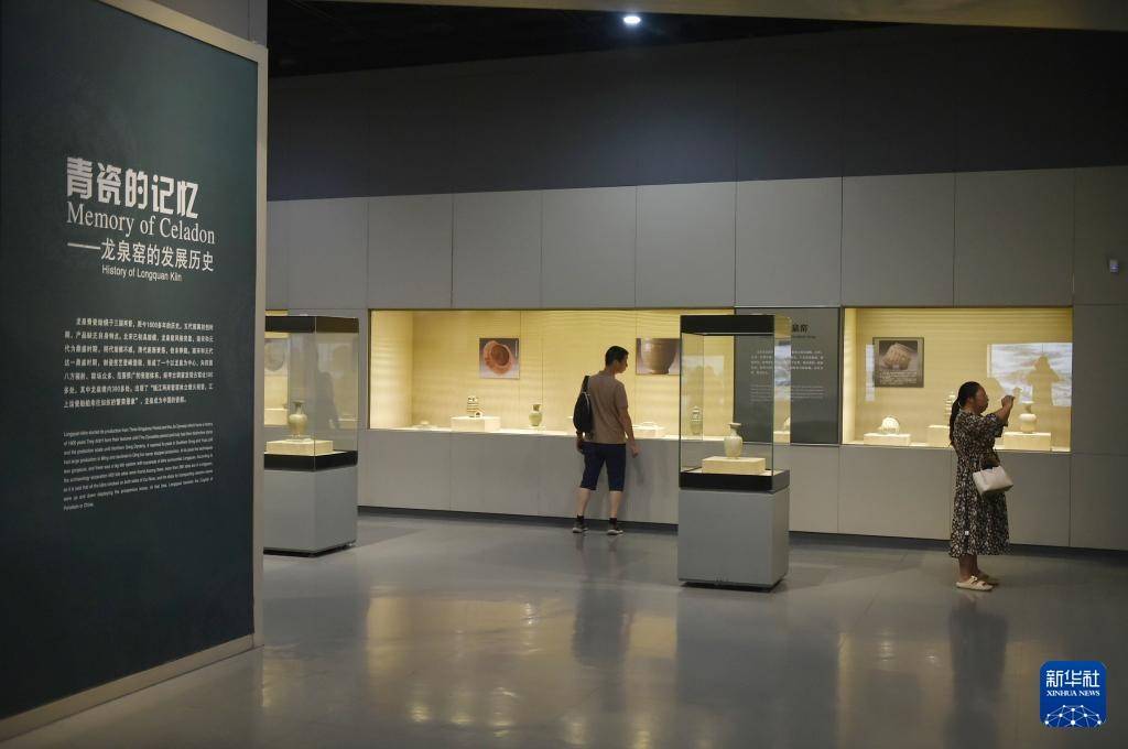 8月6日,游客在浙江龙泉青瓷博物馆参观.