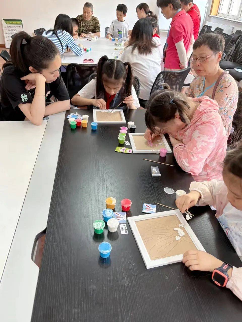 赤一丨"纸"还能这样玩!非遗"纸浆画"体验妙趣横生