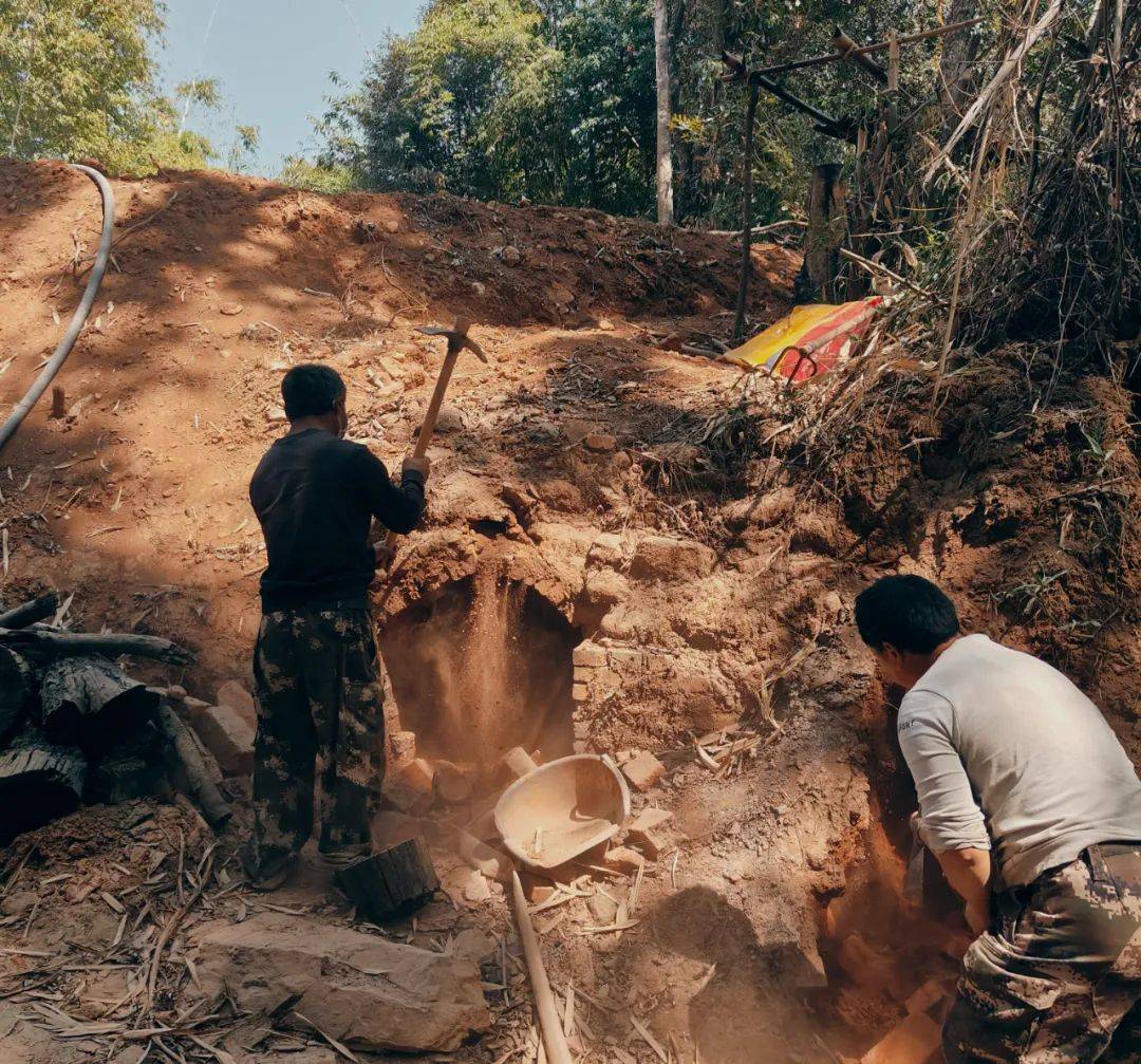 轩岗乡依法拆除84座非法土炭窑