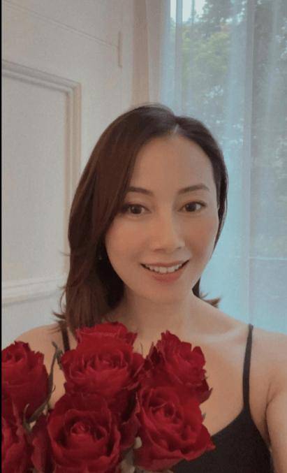 爆豪门父子有古怪要求!前tvb女星自认二奶样难觅伴侣,移英后容光焕发