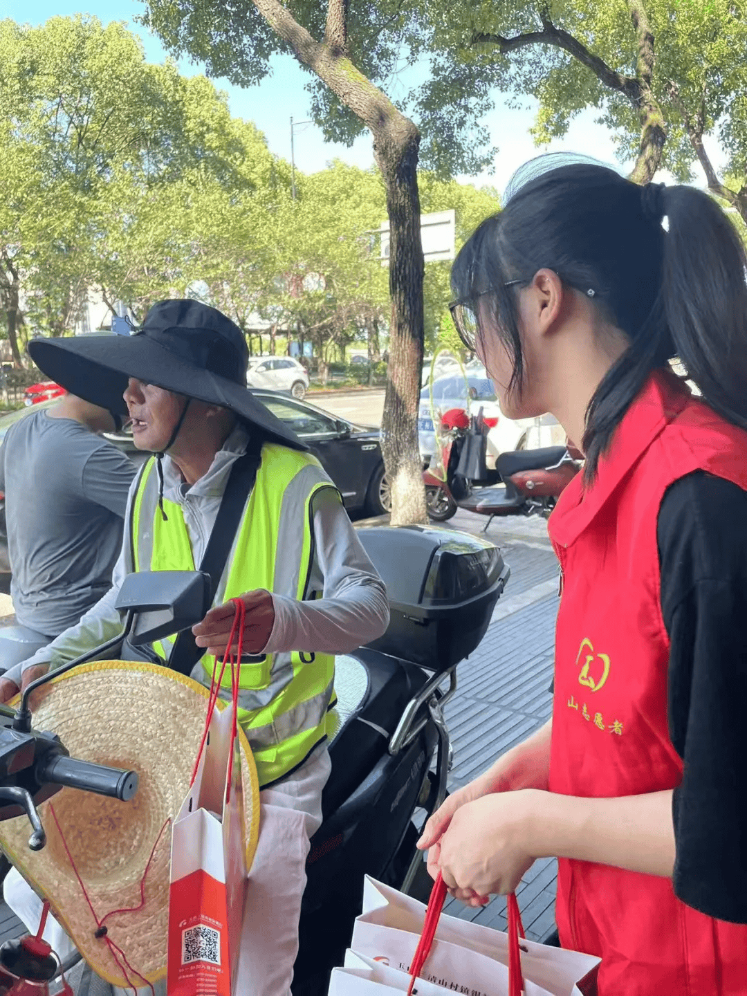 【基层动态】夏日送清凉,志愿暖人心 | 玉山返家乡志愿者在行动!