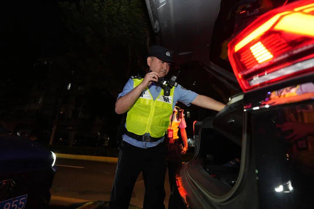 针对上海夏季治安形势特点,统筹巡特警,交警,派出所民警等力量,采取步