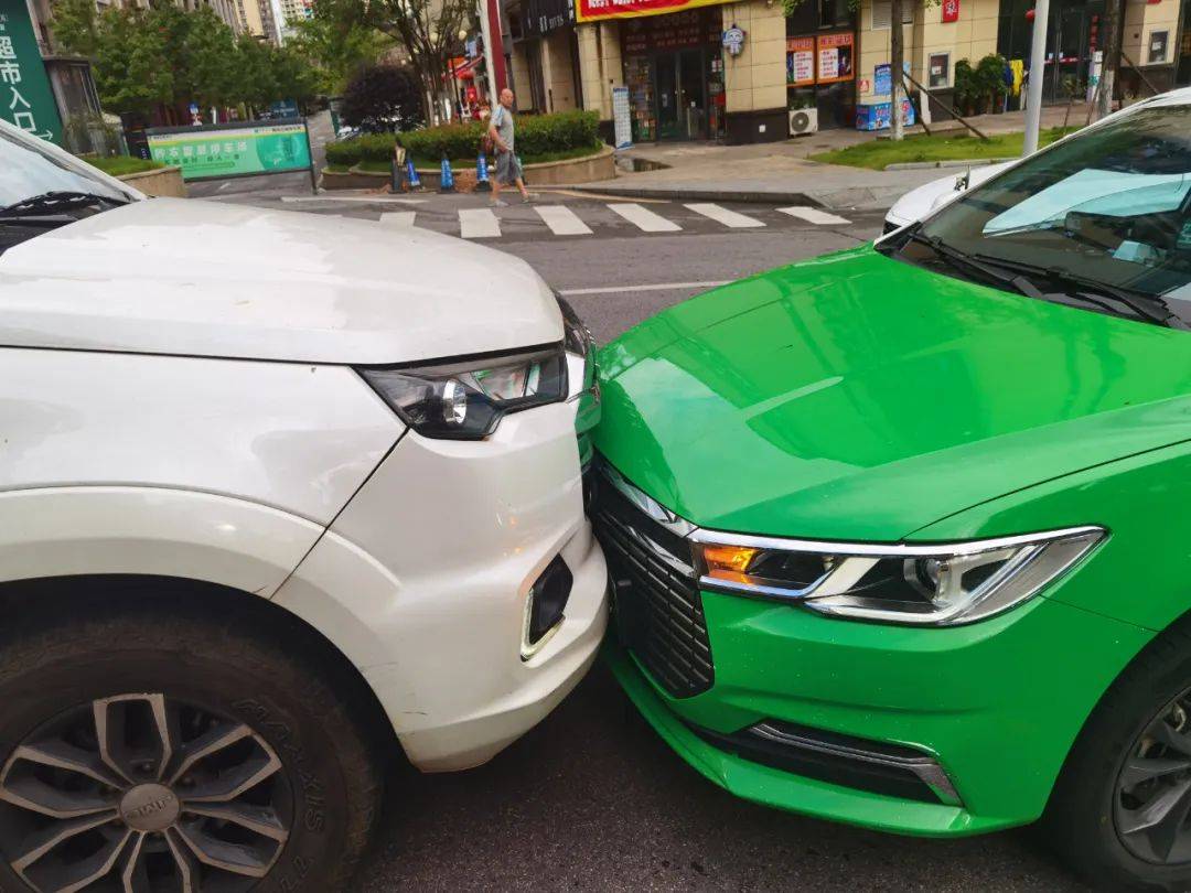 双双被查网友:卧龙之处必有凤雏_出租车_事故_徐某挪