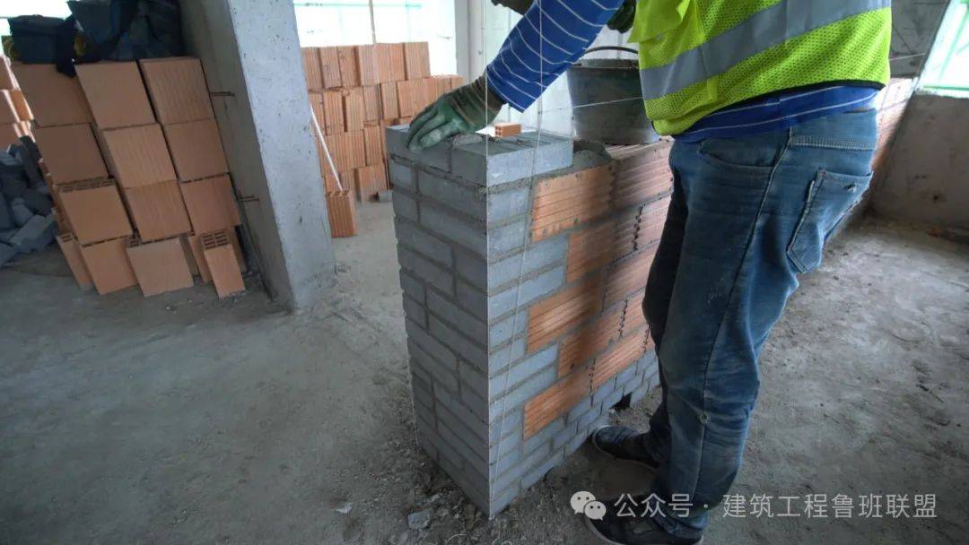 门窗洞口两侧实心砖镶嵌窗台压顶每日砌筑高度控制在1.