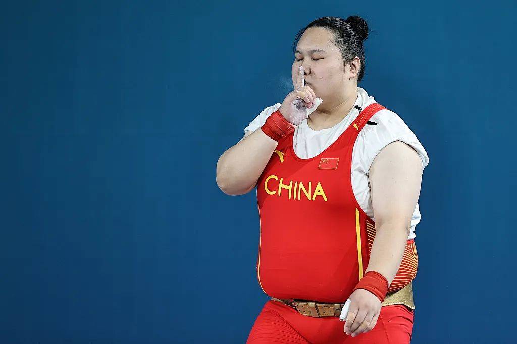 举重若轻！李雯雯，金牌！网友：她和教练就像《功夫熊猫》里的阿宝师徒……_吴美锦_巴黎奥运会_训练