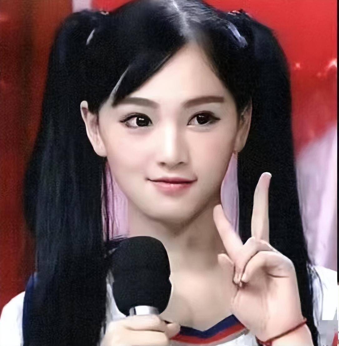 不过,黄灿灿进入影视圈后,她的角色一个比一个癫狂,比如《泡沫之夏》