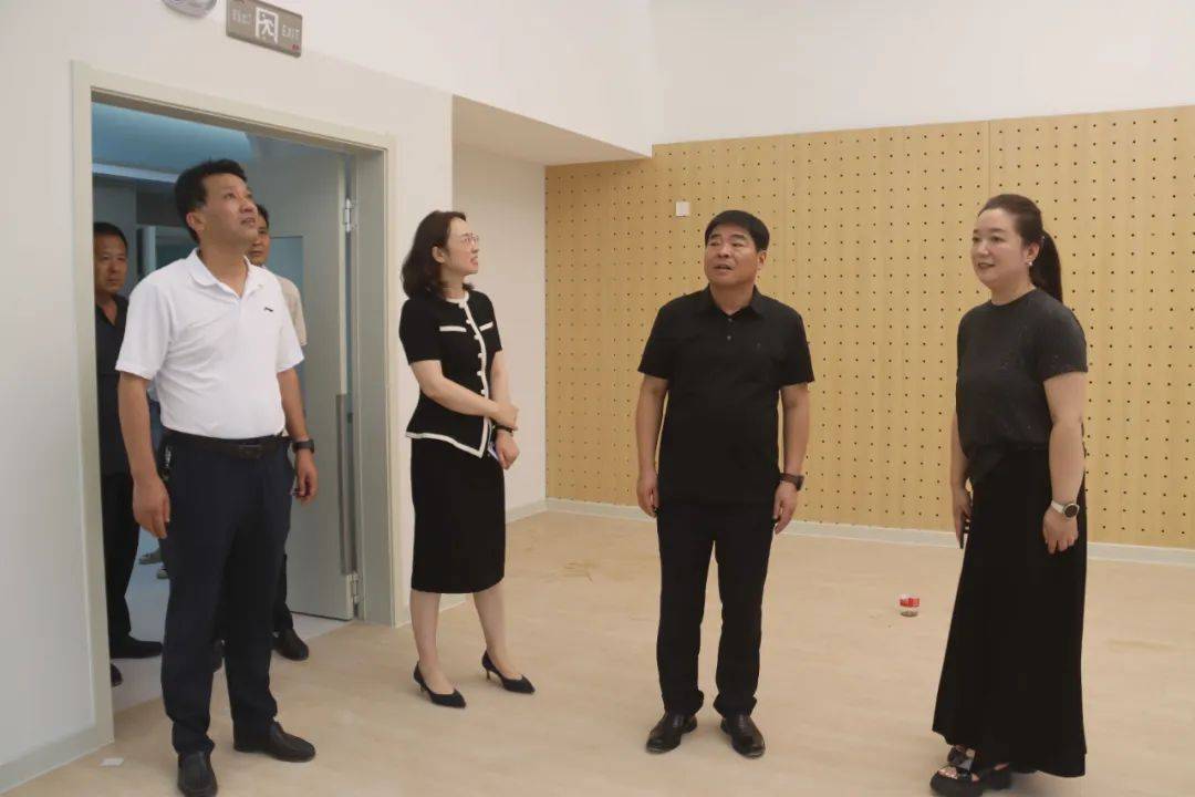 8月13日下午,县长段志华调研教育重点项目建设工作,副县长程妮,县教育