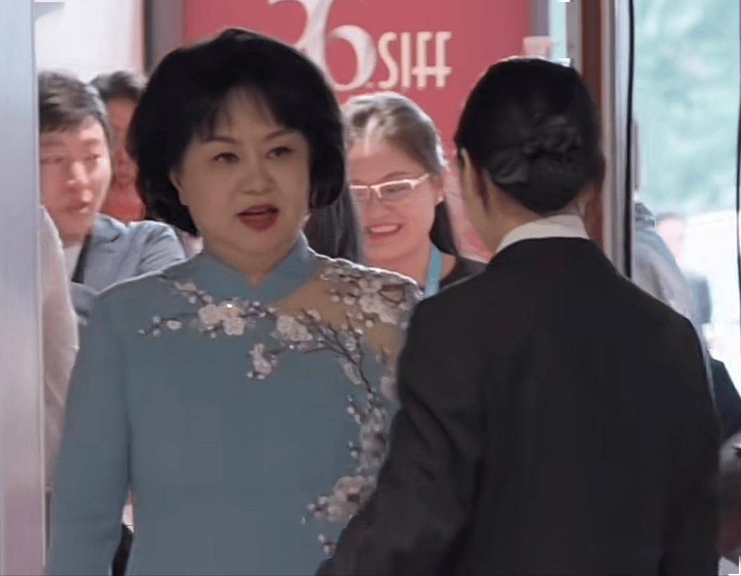 58岁鞠萍姐姐近照惹争议,印第安纹明显,知情人曝料其私下很凶_蒋启星