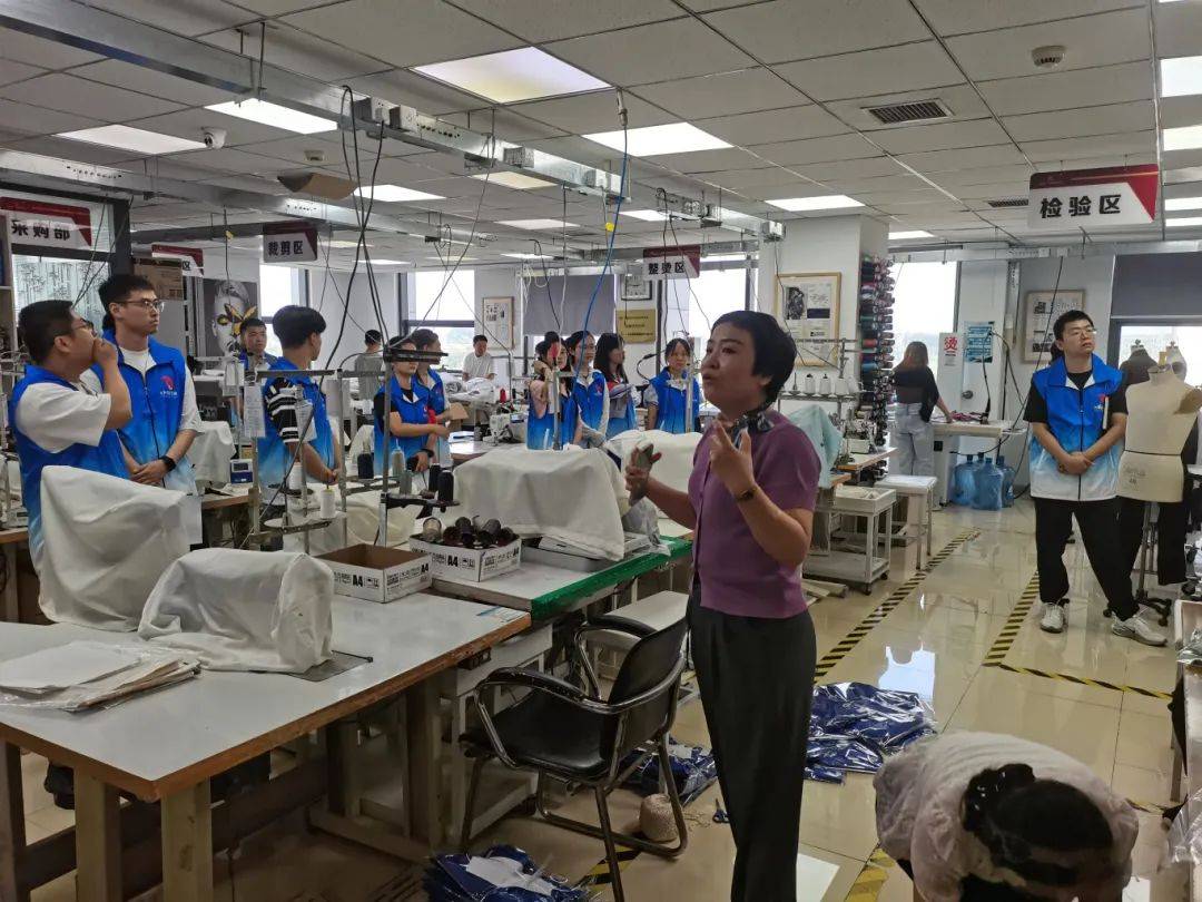 一行人先后参观中北华宇党群活动中心,顺美e时尚书店,顺美线下服装