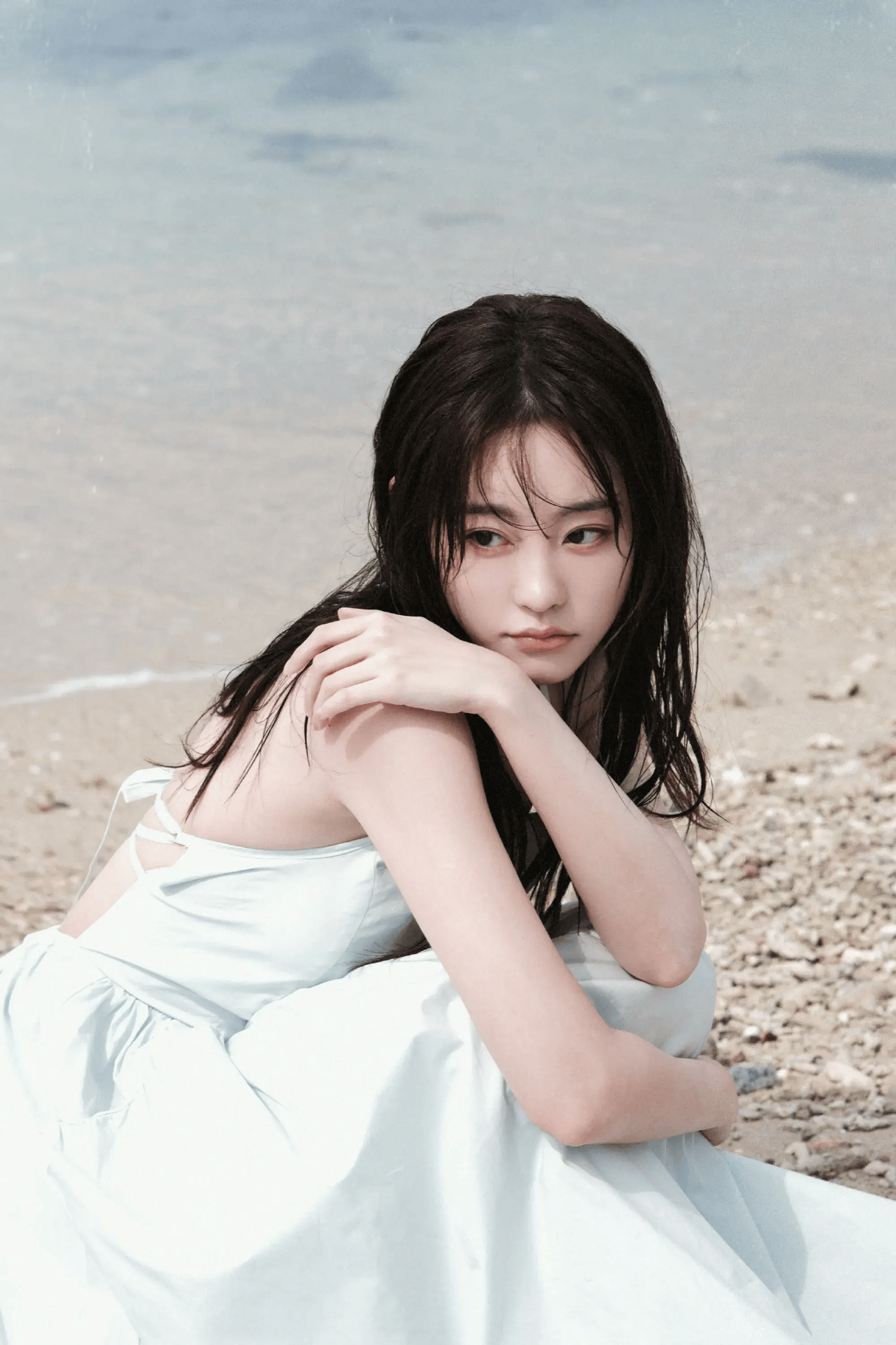 女星祝绪丹海边写真:秀丽姣美的少女