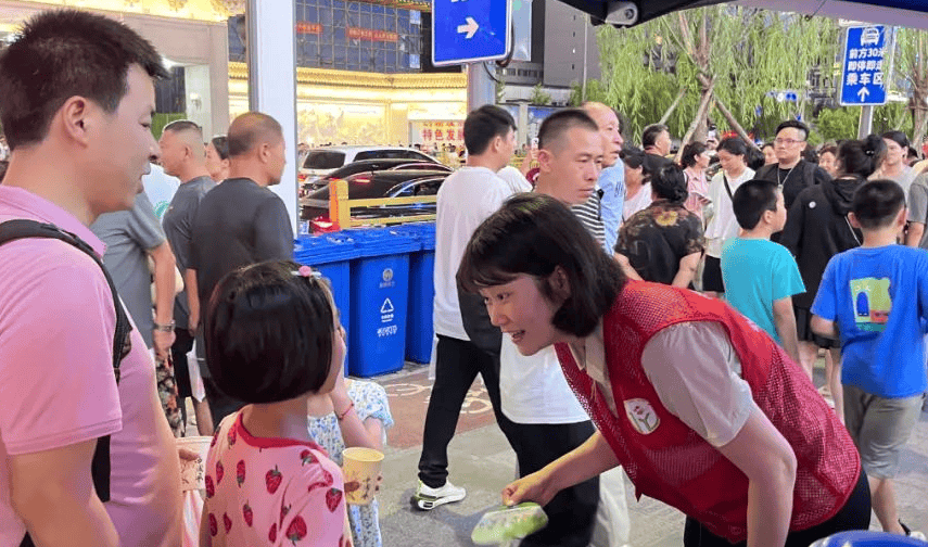 【延边 一个温暖的地方】尽享美好时光~延吉:志愿服务让暑期游添温情_游客_公园街道_广播