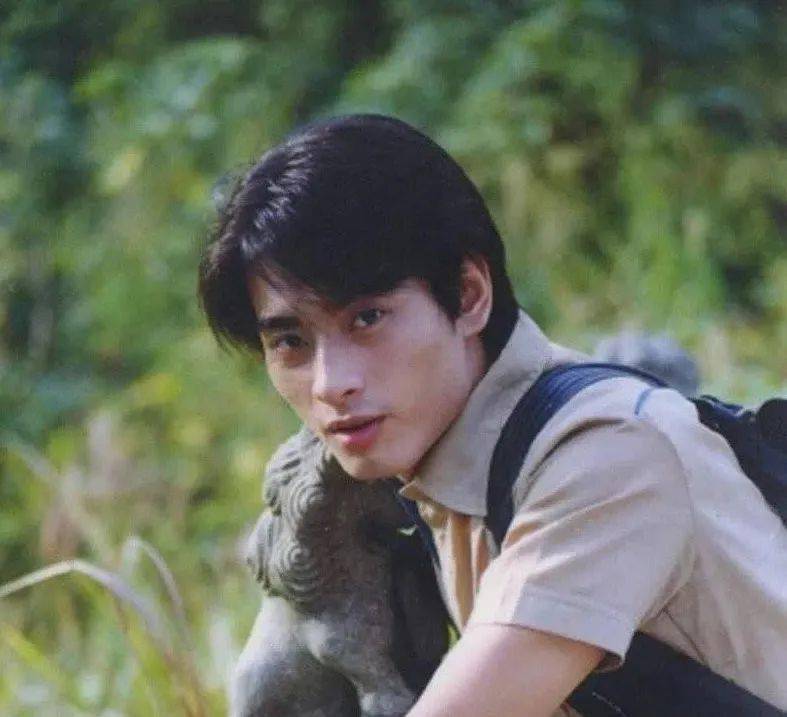 48岁演员陈龙现状曝光!住上海1.2亿豪宅,漏成"水帘洞":这点风雨算什么