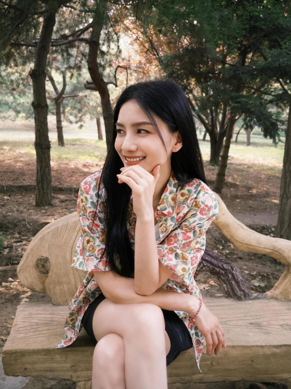 胡可的发型也是值得借鉴的她并没有选择将头发烫