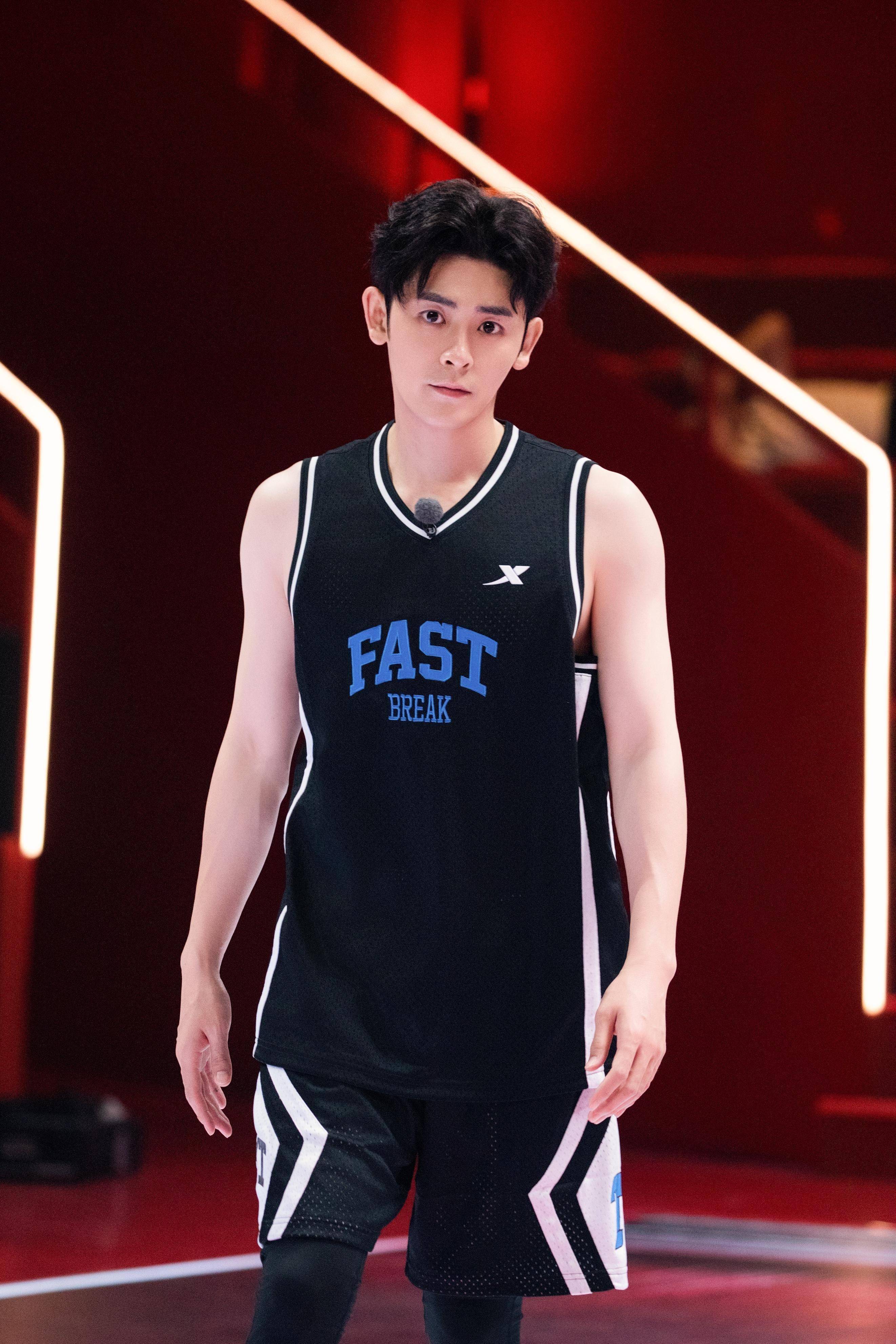 李欣泽亮相《我在横店打篮球》展现篮球运动的魅力