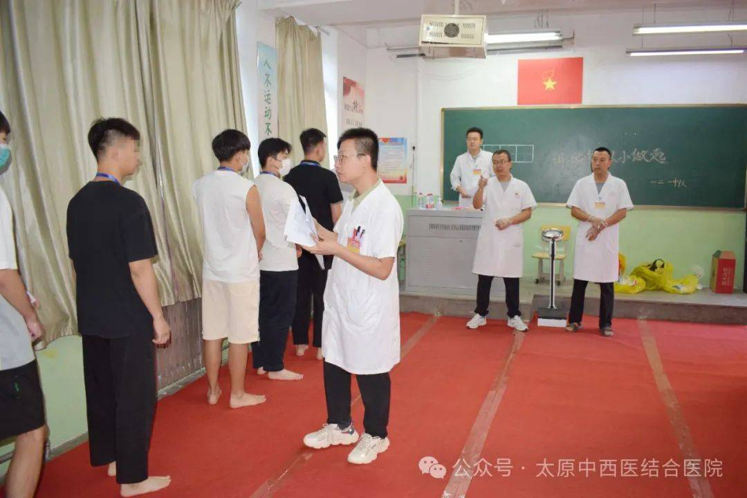 应征青年在专业带队的引导下,分批有序进行外科,内科,视力,血检,心理