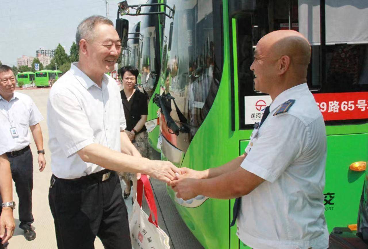 “一封感谢信”后续:致敬他们在平凡岗位上传递文明新风_漯河_服务_标准化