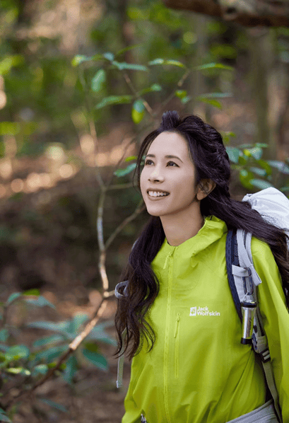 莫文蔚户外休闲装活力满满,少女感十足,不敢相信她有54岁!_造型_身材_