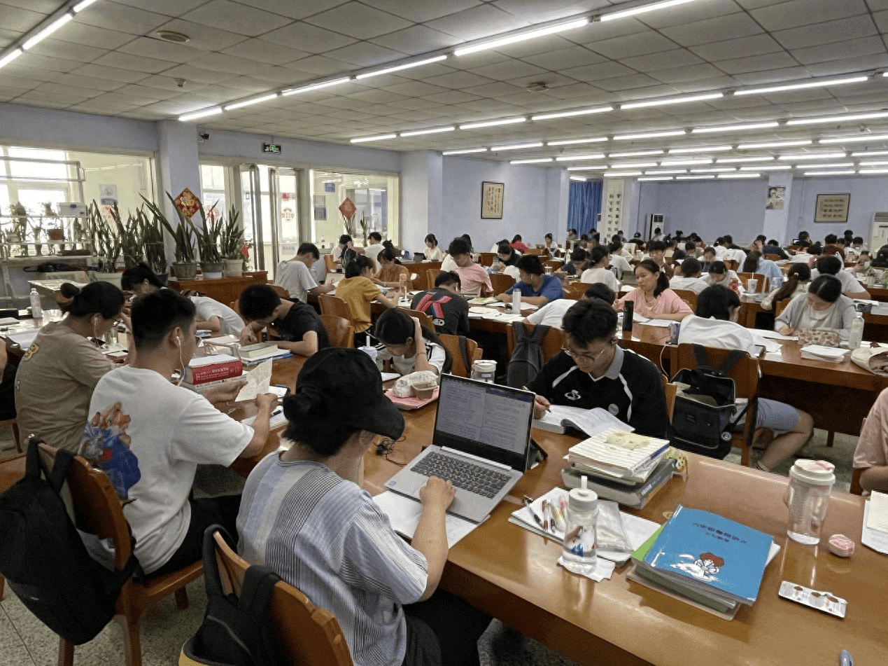 应对自习室"一座难求 图书馆暑期服务再升级