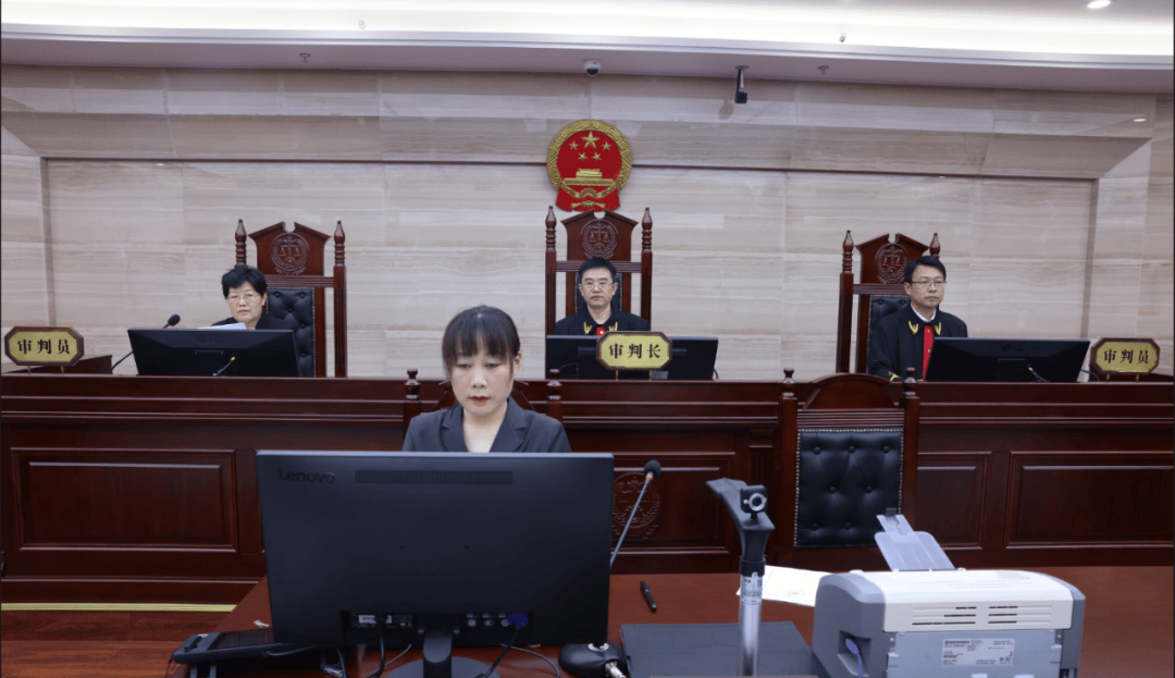 被告人马崑利用担任费县县委副书记,县长,沂南县委书记,沂南县人大