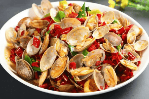 辣炒花甲,以其独特的魅力,成为了许多家庭餐桌上的常客