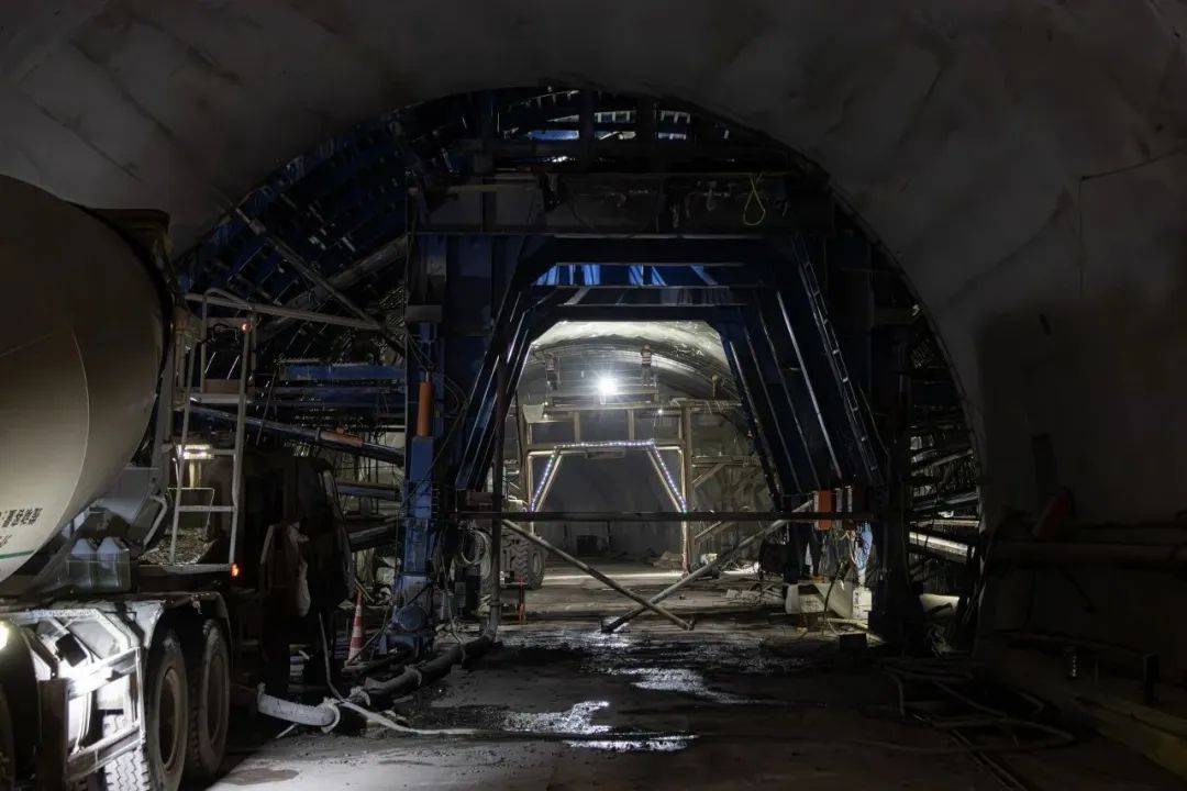 【万里通途】给力!提前52天,这条高速首座隧道顺利贯通