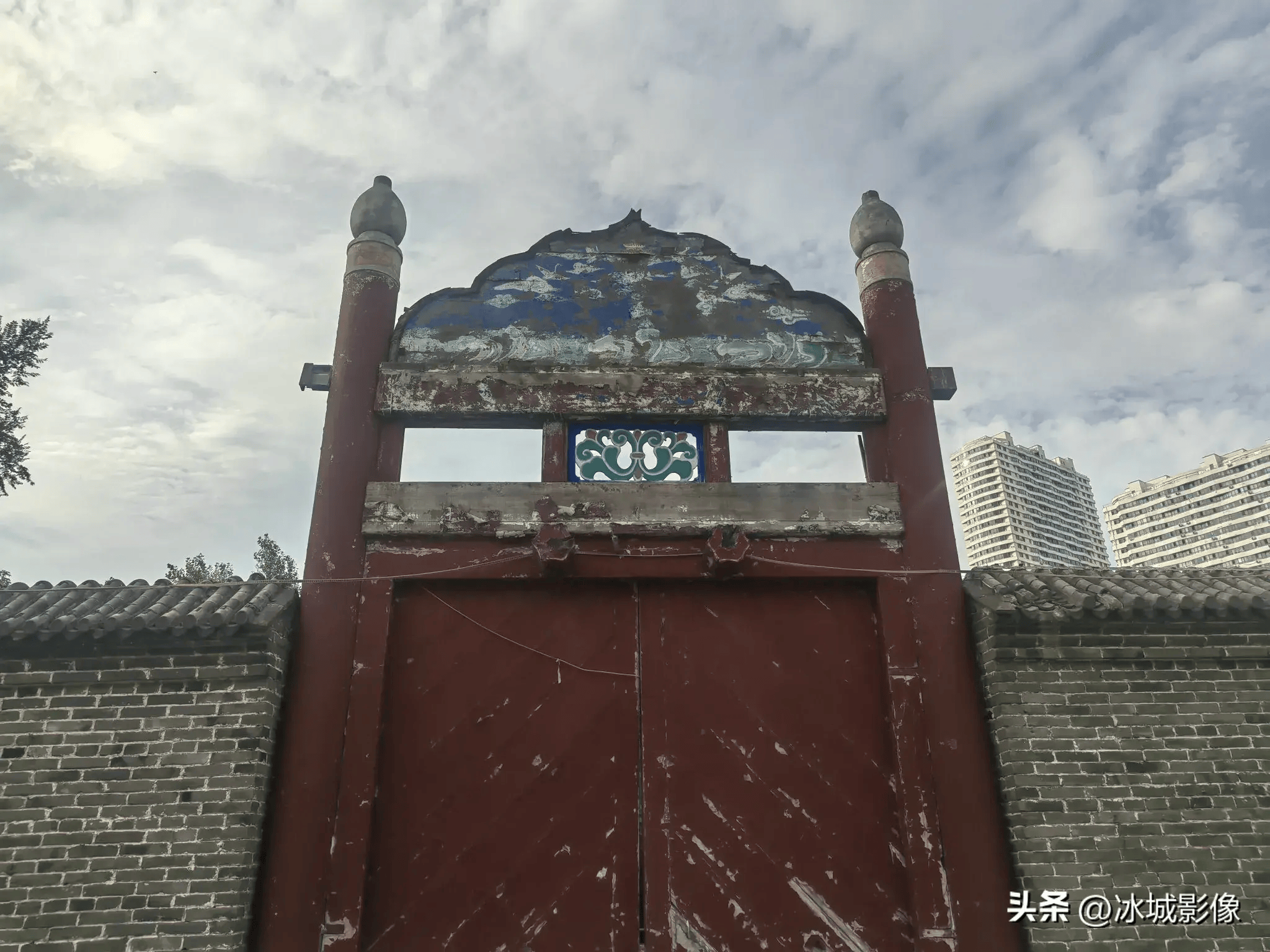 哈尔滨老道台府已闲置很多年了,房顶长草,外墙出现裂缝