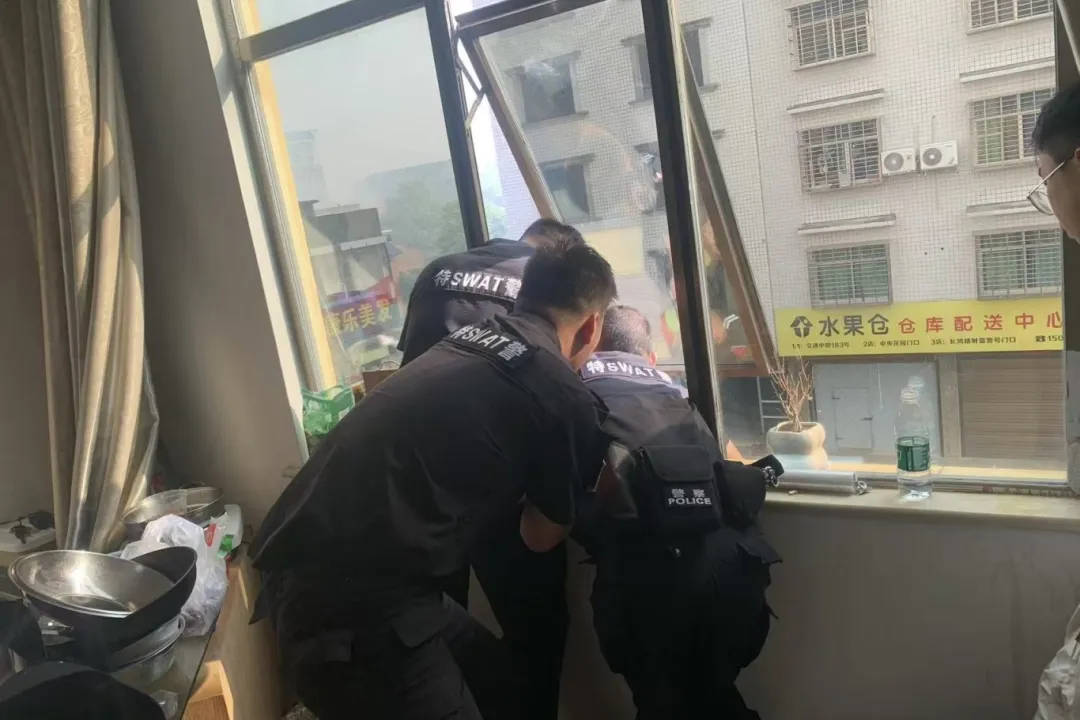 株洲一女子欲跳楼轻生，突然转身一跃而下！民警飞身上前