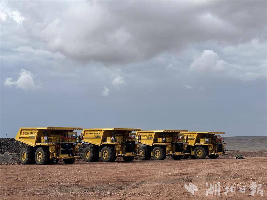 新疆煤矿区用上"湖北造"百吨级电动轮矿卡
