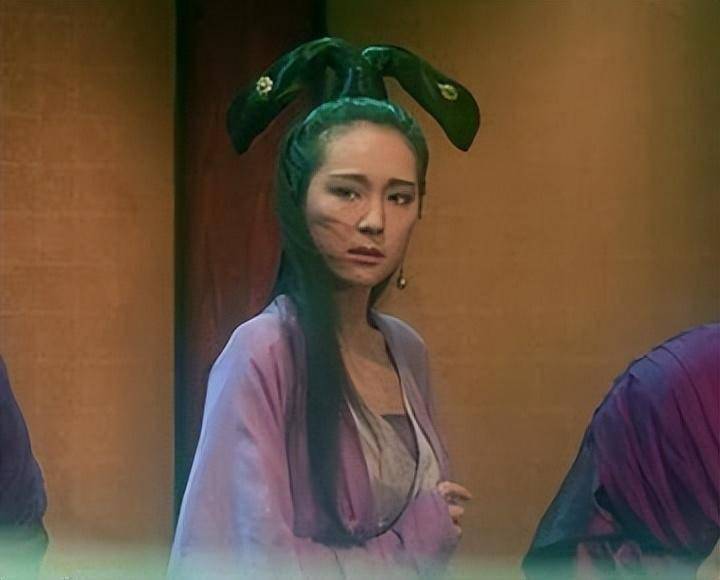 次年,在和王祖贤等联合出演的《倩女幽魂》饰演小青一角.