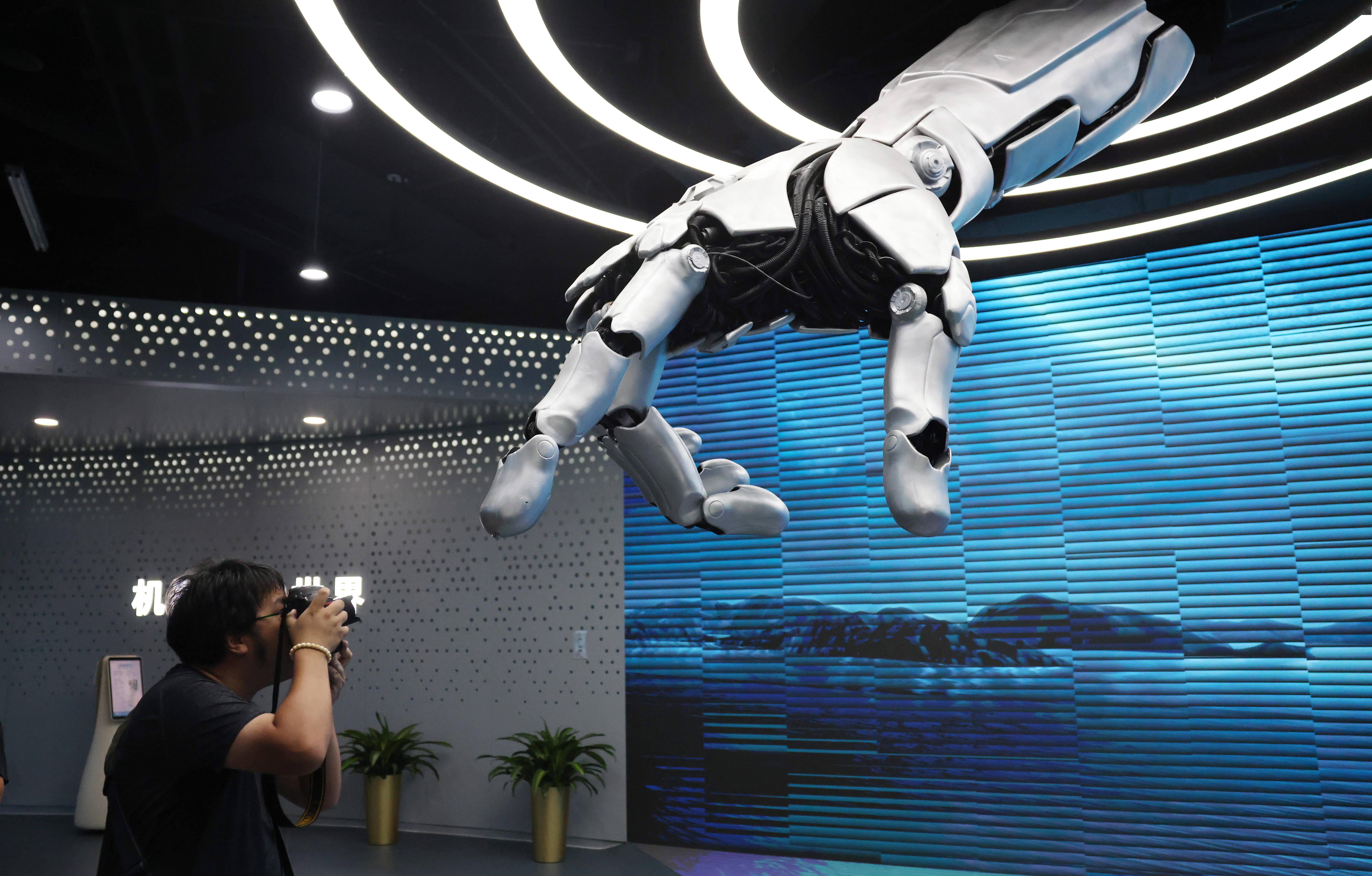 李木易 摄机械手开启科幻大门大世界位于北京机器人产业园,大门科技感