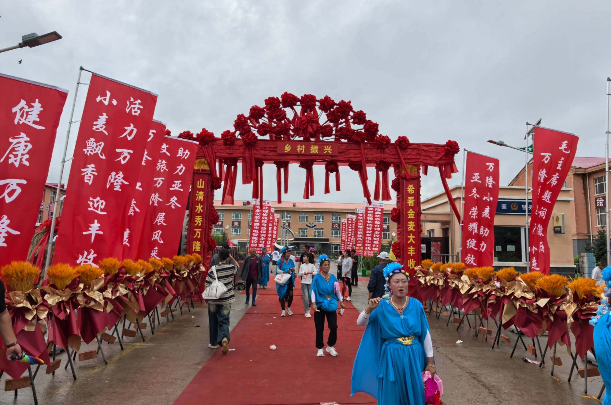 哈尔滨市双城区万隆乡载歌载舞庆麦收